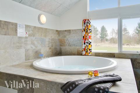 Genießen Sie den warmen Whirlpool im Luxusferienhaus Nr. 358 in Ostjütland