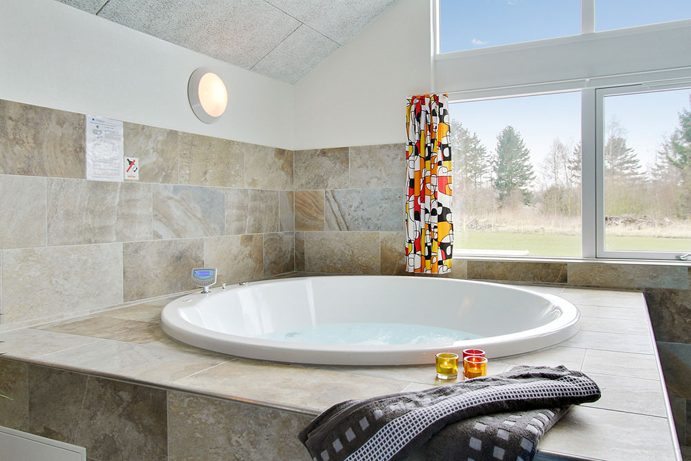 Genießen Sie den warmen Whirlpool im Luxusferienhaus Nr. 358 in Ostjütland