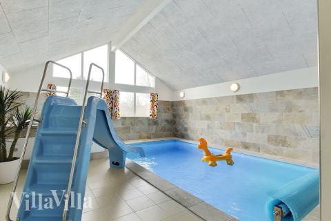 Das Ferienhaus 358 hat einen schicken Poolbereich mit Wasserrutsche, einem geräumigen, eingelassenen Whirlpool und einer Sauna.