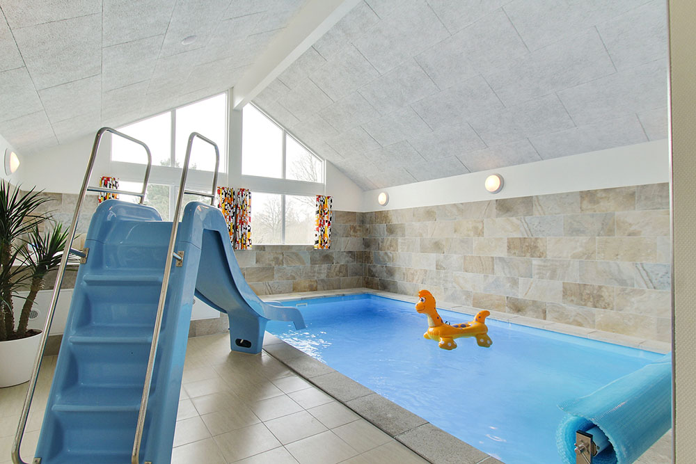 Das Ferienhaus 358 hat einen schicken Poolbereich mit Wasserrutsche, einem geräumigen, eingelassenen Whirlpool und einer Sauna.
