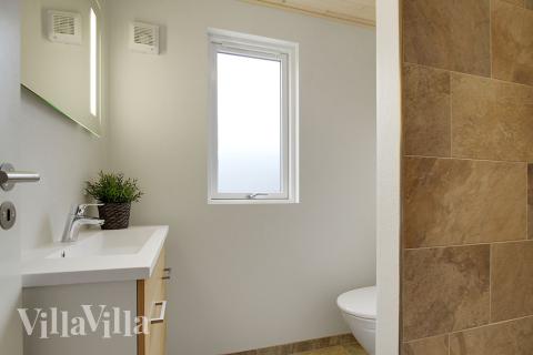 Eines der Badezimmer im Luxusferienhaus Nr. 358