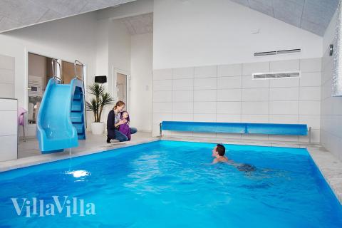Das Ferienhaus 357 hat einen schicken Poolbereich mit Wasserrutsche, einem geräumigen, eingelassenen Whirlpool und einer Sauna.