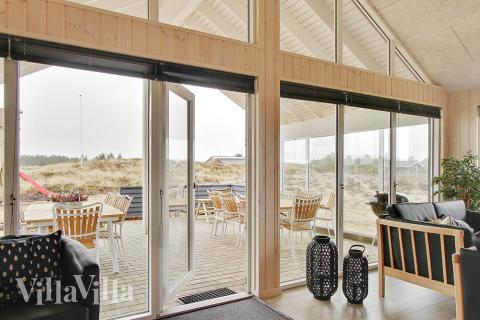 Der Aufenthaltsraum bietet Platz für 18 Personen, wenn ihr das Ferienhaus 357 in Westjütland besucht.