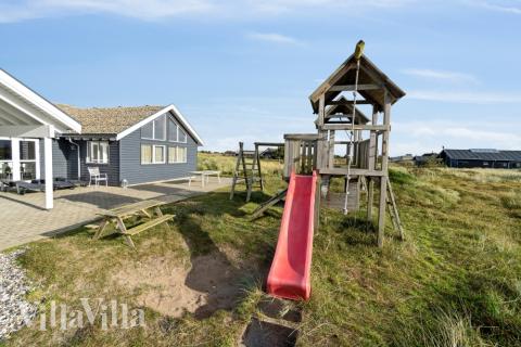 Zu dem attraktiven Ferienhaus Nr. 357 in Westjütland gehört auch ein tolles Angebot im Außenbereich, z. B. Spieleturm und Schaukeln