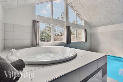 Genießen Sie den warmen Whirlpool im Luxusferienhaus Nr. 361 in Nordseeland