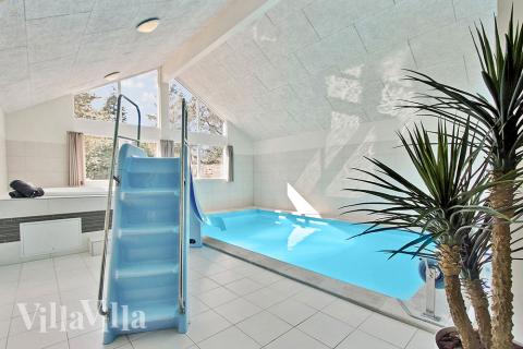 Das Ferienhaus 361 hat einen schicken Poolbereich mit Wasserrutsche, einem geräumigen, eingelassenen Whirlpool und einer Sauna.