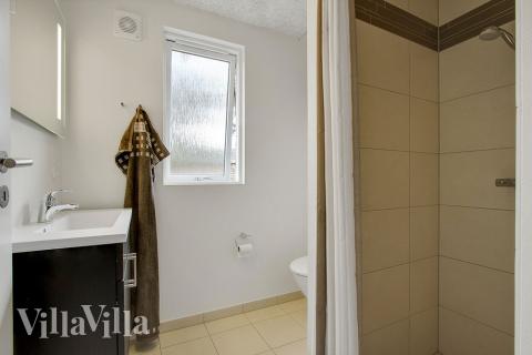 Eines der Badezimmer im Luxusferienhaus Nr. 361