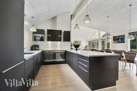 Die Küche in dem Luxusferienhaus Nr. 361 ist so gut ausgestattet, dass man problemlos Mahlzeiten für 18 Personen zubereiten kann.