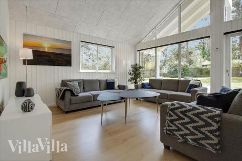 Der große, lichtdurchflutete Aufenthaltsraum im Luxusferienhaus Nr. 361 für 18.