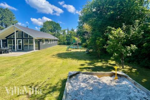 Zu dem attraktiven Ferienhaus Nr. 361 in Nordseeland gehört auch ein tolles Angebot im Außenbereich, z. B. Spieleturm und Schaukeln