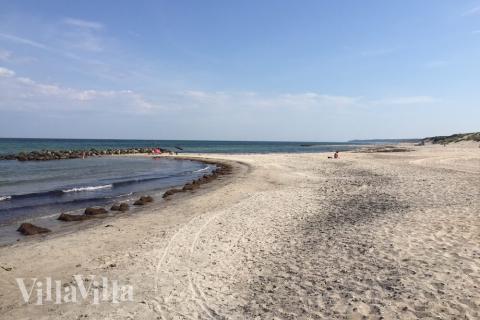 Der Strand in der Nähe von Luxusferienhaus Nr. 362 in Nordseeland lädt zum Spazierengehen ein.