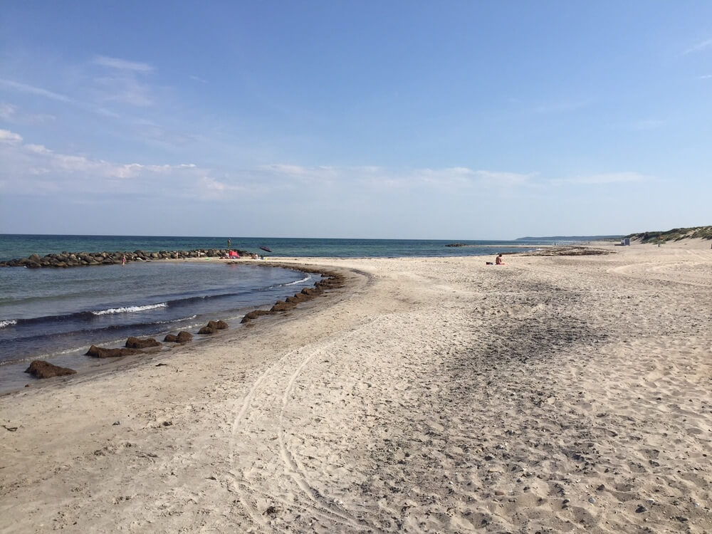 Der Strand in der Nähe von Luxusferienhaus Nr. 362 in Nordseeland lädt zum Spazierengehen ein.