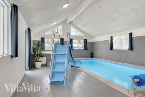 Das Ferienhaus 362 hat einen schicken Poolbereich mit Wasserrutsche, einem geräumigen, eingelassenen Whirlpool und einer Sauna.