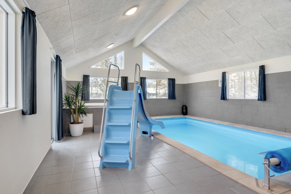 Das Ferienhaus 362 hat einen schicken Poolbereich mit Wasserrutsche, einem geräumigen, eingelassenen Whirlpool und einer Sauna.