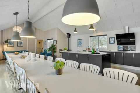 Der große, lichtdurchflutete Aufenthaltsraum im Luxusferienhaus Nr. 362 für 24.