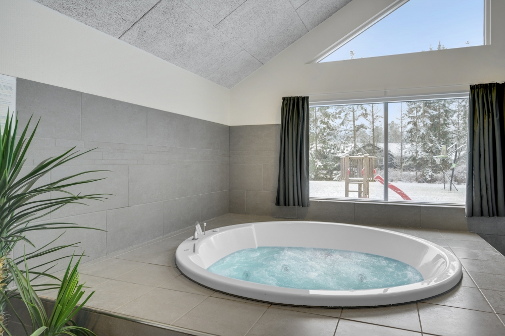Genießen Sie den warmen Whirlpool im Luxusferienhaus Nr. 362 in Nordseeland