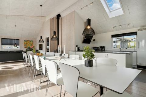 Der große, lichtdurchflutete Aufenthaltsraum im Luxusferienhaus Nr. 363 für 20.