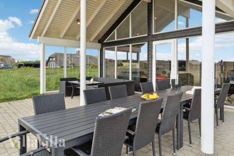 Auf der Terrasse des Ferienhauses Nr. 363 ist Platz für 20 Personen.