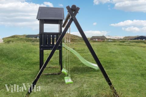 Zu dem attraktiven Ferienhaus Nr. 363 in Westjütland gehört auch ein tolles Angebot im Außenbereich, z. B. Spieleturm und Schaukeln