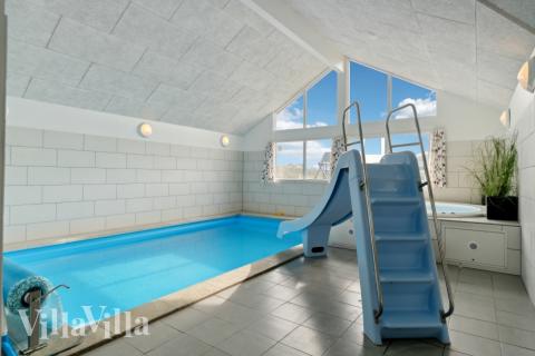 Das Ferienhaus 363 hat einen schicken Poolbereich mit Wasserrutsche, einem geräumigen, eingelassenen Whirlpool und einer Sauna.
