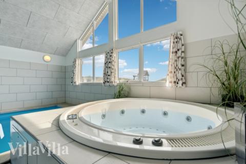 Genießen Sie den warmen Whirlpool im Luxusferienhaus Nr. 363 in Westjütland