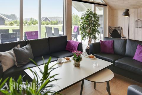 Der Aufenthaltsraum bietet Platz für 14 Personen, wenn ihr das Ferienhaus 366 in Lolland/Falster/Mön besucht.