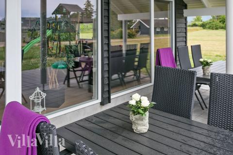 Genießen Sie einen Grillabend auf der Terrasse des Luxusferienhauses Nr. 366 in Lolland/Falster/Mön