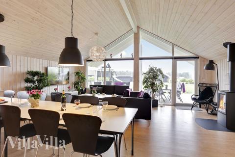 Der große, lichtdurchflutete Aufenthaltsraum im Luxusferienhaus Nr. 366 für 14.