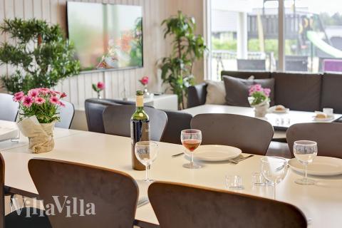 Aufenthaltsraum mit Platz für 14 im Luxusferienhaus Nr. 366.