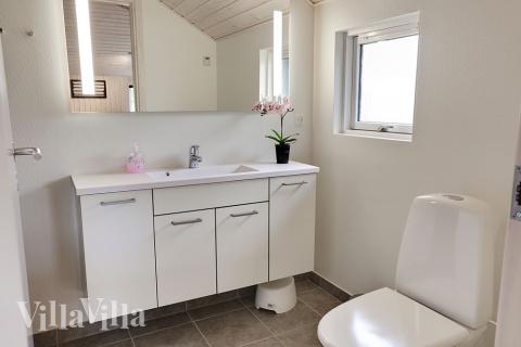 Eines der Badezimmer im Luxusferienhaus Nr. 366