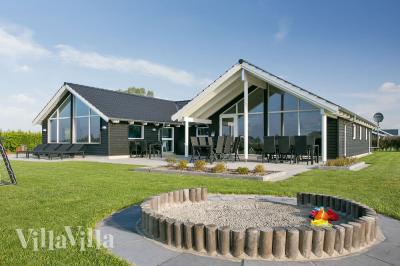 In schöner Lage in der Nähe von Råbylille Strand bietet dieses Poolhaus. Møn ist für seine kinderfreundlichen Sandstrände, wunderbare Naturerlebnisse und gemütliche Geschäfte und Restaurants bekannt.