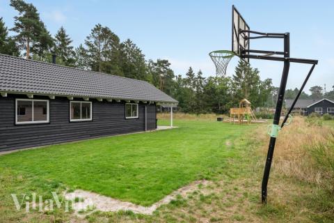 Zu dem attraktiven Ferienhaus Nr. 365 in Nordseeland gehört auch ein tolles Angebot im Außenbereich, z. B. Spieleturm und Schaukeln