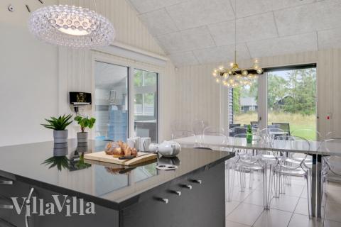 Gut ausgestattete Küche im Luxusferienhaus Nr. 365 in Nordseeland.