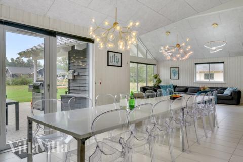 Der Aufenthaltsraum bietet Platz für 20 Personen, wenn ihr das Ferienhaus 365 in Nordseeland besucht.