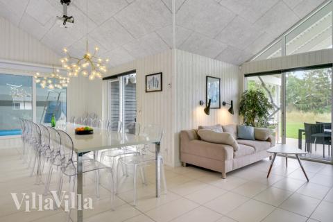 Der große, lichtdurchflutete Aufenthaltsraum im Luxusferienhaus Nr. 365 für 20.