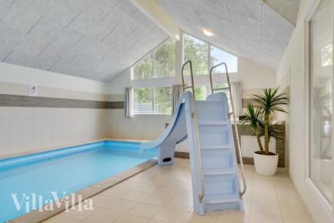 Das Ferienhaus 365 hat einen schicken Poolbereich mit Wasserrutsche, einem geräumigen, eingelassenen Whirlpool und einer Sauna.