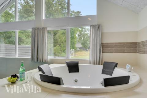 Genießen Sie den warmen Whirlpool im Luxusferienhaus Nr. 365 in Nordseeland