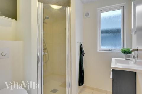 Eines der Badezimmer im Luxusferienhaus Nr. 365