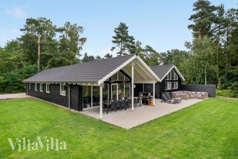 Dieses schicke Poolhaus Nr. 365 liegt in Nordseeland und bietet Platz für 20 Personen.