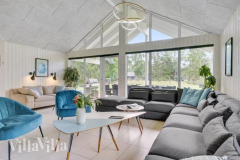 Die Couch im Luxusferienhaus Nr. 365 in Nordseeland lädt zu Gesellschaftsspielen oder zu Kinoabenden ein.