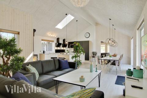 Der große, lichtdurchflutete Aufenthaltsraum im Luxusferienhaus Nr. 370 für 20.