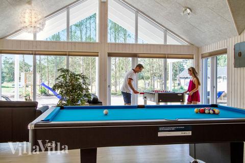 Das Luxusferienhaus 370 für 20 Personen hat einen großen Aktivitätsraum mit u. a. Billard und Darts