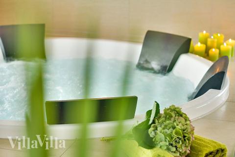 Genießen Sie den warmen Whirlpool im Luxusferienhaus Nr. 370 in Bornholm