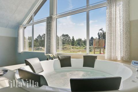 Genießen Sie den warmen Whirlpool im Luxusferienhaus Nr. 369 in Nordseeland