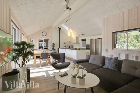 Der große, lichtdurchflutete Aufenthaltsraum im Luxusferienhaus Nr. 369 für 20.