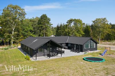 Schönes Ferienhaus in Asserbo in der Nähe von Tisvildeleje und Liseleje. Das Ferienhaus bietet zahlreiche Aktivitätsangebote und ist der perfekte Rahmen für einen entspannenden Urlaub, ganz unabhängig von Wetter und Jahreszeit.