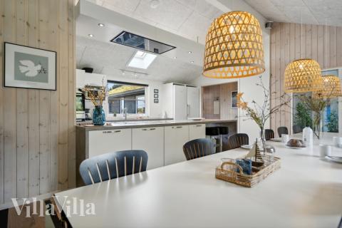 Der große, lichtdurchflutete Aufenthaltsraum im Luxusferienhaus Nr. 371 für 21.