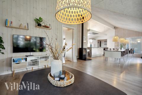 Die Couch im Luxusferienhaus Nr. 371 in Westjütland lädt zu Gesellschaftsspielen oder zu Kinoabenden ein.