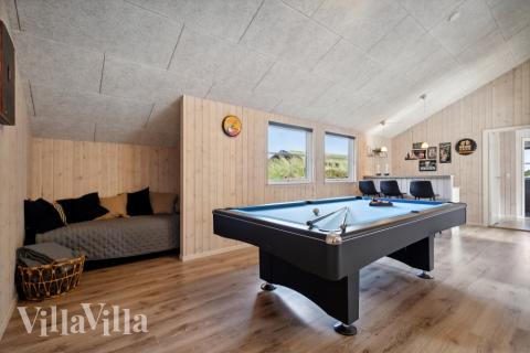 Das Luxusferienhaus 371 für 21 Personen hat einen großen Aktivitätsraum mit u. a. Billard und Darts