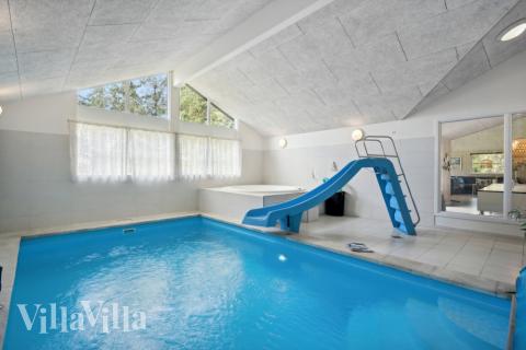 Das Ferienhaus 371 hat einen schicken Poolbereich mit Wasserrutsche, einem geräumigen, eingelassenen Whirlpool und einer Sauna.